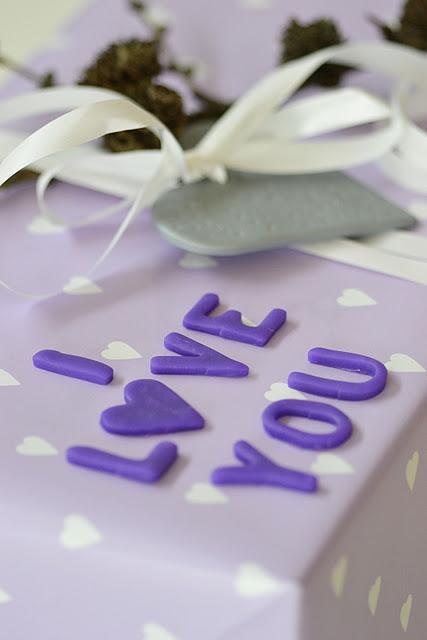 Decorar con velas, y corazones, estrellas y letras de arcilla