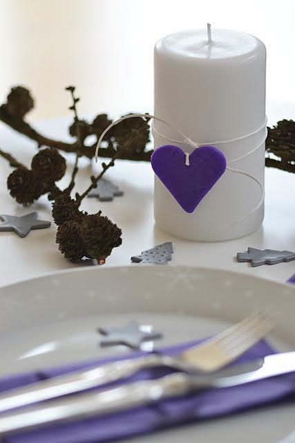 Decorar con velas, y corazones, estrellas y letras de arcilla