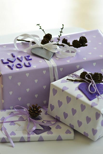 Decorar con velas, y corazones, estrellas y letras de arcilla