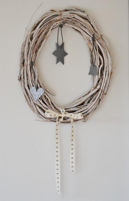 Decorar con velas, y corazones, estrellas y letras de arcilla