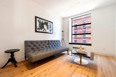 Apartamento en Nolita Manhattan techos altos suelos de roble blanco sofá chester blanco sillas eames salón con chimenea muebles de diseño grandes ventanales estilo nórdico estilo neoyorquino estilo escandinavo estilo contemporáneo con aires nórdicos diseño de interiores decoración de interiores cocina moderna cocina blanca apartamento moderno en nyc