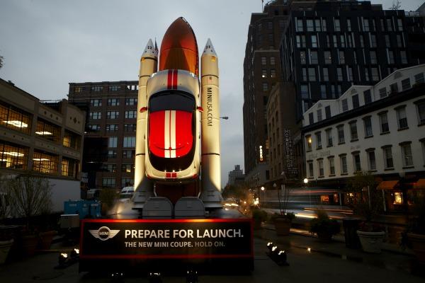 Mini transforma su coche en un cohete espacial, listo para despegar