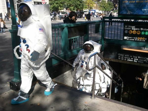 Mini transforma su coche en un cohete espacial, listo para despegar