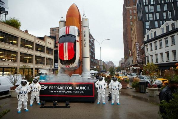Mini transforma su coche en un cohete espacial, listo para despegar
