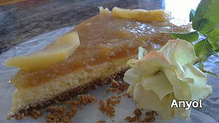 Semifrio de queso de kefir con cobertura de peras al vino