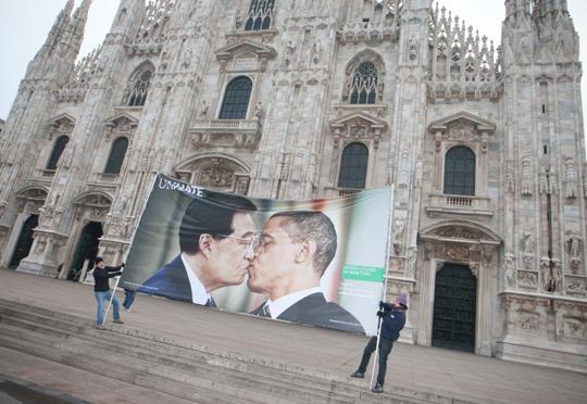 La Merkel besa a Sarkozy para Benetton!