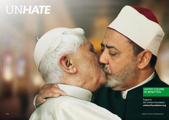 Benetton retira la foto del beso del Papa