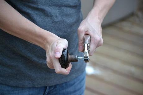 Cómo transformar unos pomos en unos ganchos percheros de pared