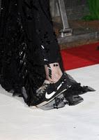 Kristen Stewart en el estreno en Londres de Amanecer I. El misterio de los zapatos y playeros de la actriz