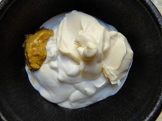 Patatas al estilo cajún con salsa de yogur
