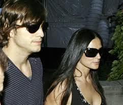 Demi Moore se divorcia de Asthon Kutcher y lo anuncia en Twitter.