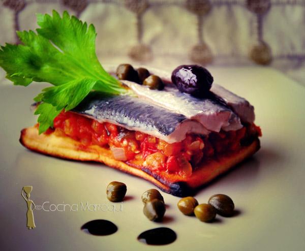 Cracker de sardina marinada con zaaluk