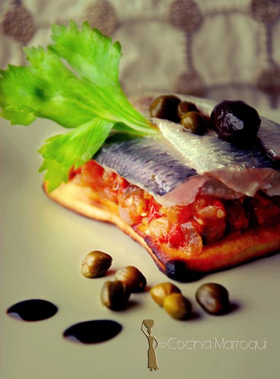 Cracker de sardina marinada con zaaluk