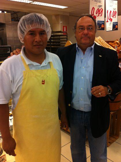 D. Percy Lázaro, Director Técnico de PLAZA VEA División Pastelería-Panadería, en una de sus plantas de fabricación, en Lima (Perú) (izda) junto a D. José R. Ferré, CEO de Ferré & Consulting Group (Consulting Alliance Holding).