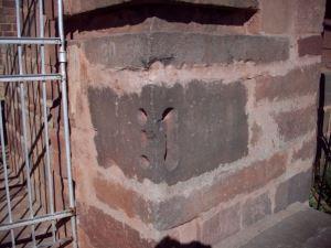 Bloque en la iglesia con el sistema de agarre y manipulaciòn original de Tiwanaku