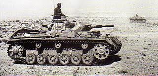 Los británicos avanzan ante la impasibilidad de Rommel, que finalmente envía a su encuentro un Kampfgruppe Panzer - 19/11/1941.