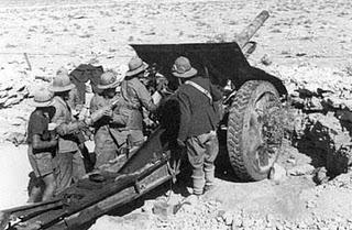Los británicos avanzan ante la impasibilidad de Rommel, que finalmente envía a su encuentro un Kampfgruppe Panzer - 19/11/1941.