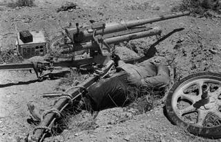 Los británicos avanzan ante la impasibilidad de Rommel, que finalmente envía a su encuentro un Kampfgruppe Panzer - 19/11/1941.