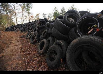 Piden 39 años de cárcel por acumular una enorme pila de 250.000 neumáticos que puede ser vista desde el espacio