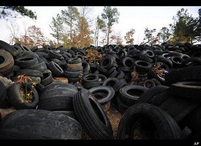 Piden 39 años de cárcel por acumular una enorme pila de 250.000 neumáticos que puede ser vista desde el espacio