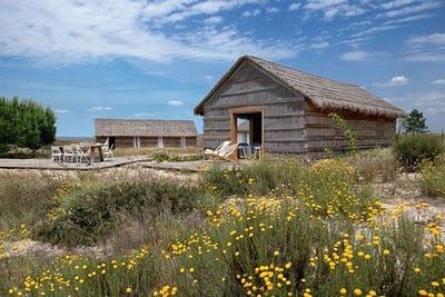 PEQUENA CABANA EN LA PLAYA