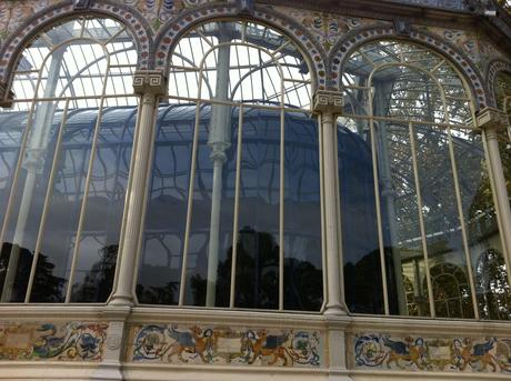 Soledad Sevilla. Escrito en los cuerpos celestes. Vista desde el exterior El Reina Sofía “okupa” el Retiro: R. Daniëls y S. Sevilla