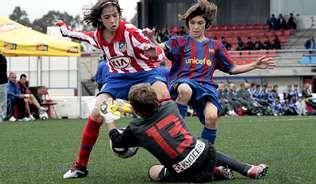 El trofeo de fútbol Memorial José Luis Vara, presentado en Carballo