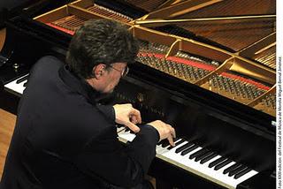 Caricias de piano coloreando sonoramente el Auditorio UNAM
