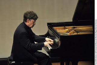 Caricias de piano coloreando sonoramente el Auditorio UNAM