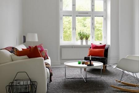 suelo de madera blanco silla eames mecedora rocking chair blanca silla diseño clásico danés portavelas Kivi de iittala portavelas de cristal de colores muebles de ikea muebles de diseño nórdico mosaico gris y blanco en la pared lavadora en el cuarto de baño lamparas de ikea estilo nórdico diseño nórdico diseño finlandés diseño escandinavo diseño danés decoración nórdica decoración en gris decoración en blanco cocina moderna cocina blanca botas hunter 