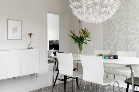 suelo de madera blanco silla eames mecedora rocking chair blanca silla diseño clásico danés portavelas Kivi de iittala portavelas de cristal de colores muebles de ikea muebles de diseño nórdico mosaico gris y blanco en la pared lavadora en el cuarto de baño lamparas de ikea estilo nórdico diseño nórdico diseño finlandés diseño escandinavo diseño danés decoración nórdica decoración en gris decoración en blanco cocina moderna cocina blanca botas hunter 