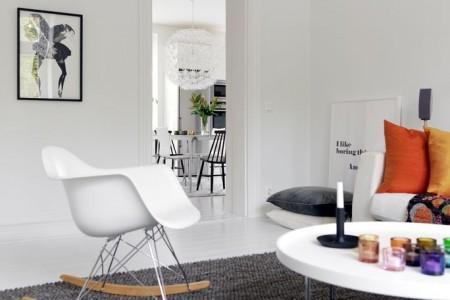 suelo de madera blanco silla eames mecedora rocking chair blanca silla diseño clásico danés portavelas Kivi de iittala portavelas de cristal de colores muebles de ikea muebles de diseño nórdico mosaico gris y blanco en la pared lavadora en el cuarto de baño lamparas de ikea estilo nórdico diseño nórdico diseño finlandés diseño escandinavo diseño danés decoración nórdica decoración en gris decoración en blanco cocina moderna cocina blanca botas hunter 