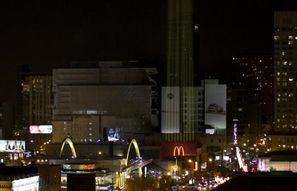 Street marketing de Mc Donald's con patatas fritas luminosas gigantes