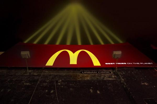 Street marketing de Mc Donald's con patatas fritas luminosas gigantes