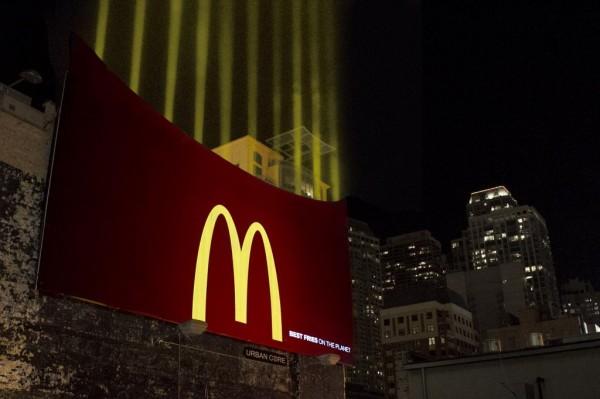 Street marketing de Mc Donald's con patatas fritas luminosas gigantes