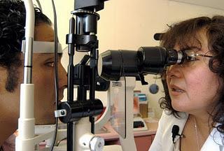 Uso prolongado de la computadora, una de las causas del síndrome del ojo seco