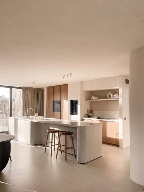 Cocina minimalista con isla de resina y formas orgánicas