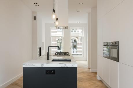 Cocina minimalista con isla oscura