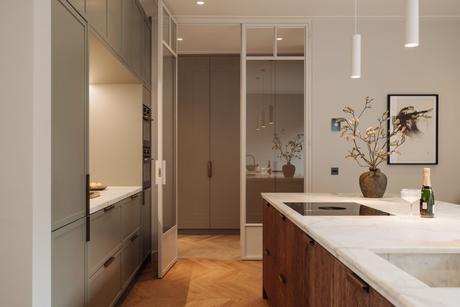 Cocina minimalista con isla de madera y mármol