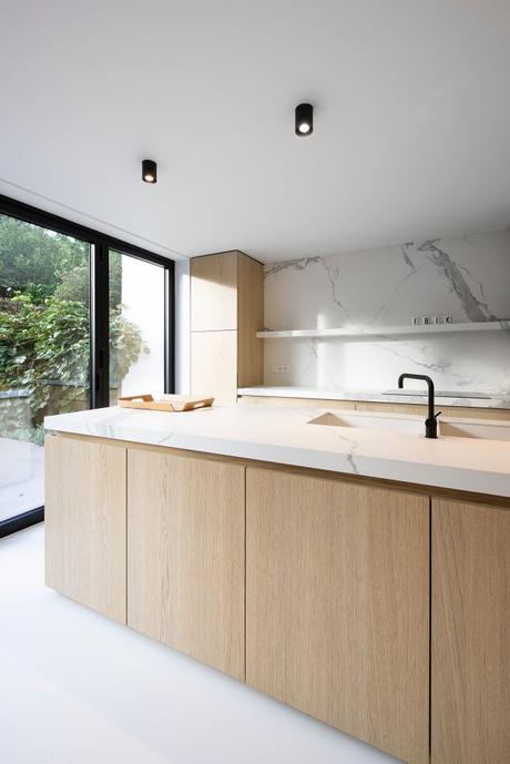 Cocina minimalista con isla integrada, de madera