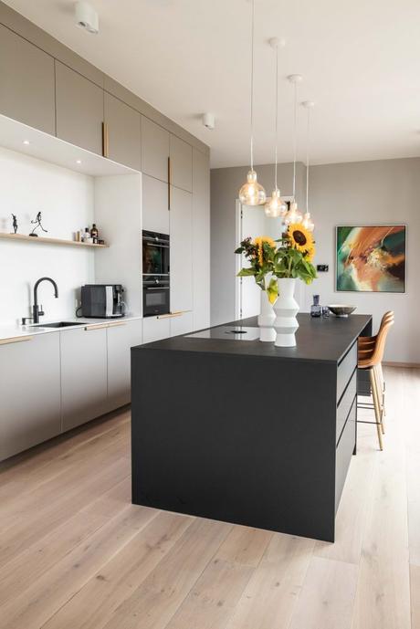 Cocina minimalista con isla oscura