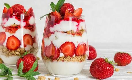 Vasitos de fresas con queso y granola