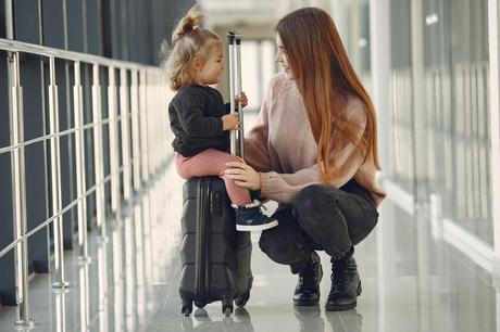 madre e hija en aeropuerto