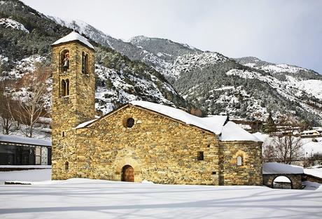 Iglesia de Sant Marti de la Cortinada en invierno