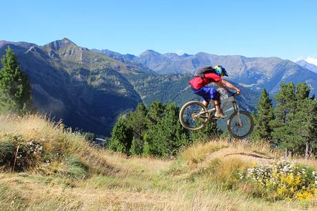 Ciclista de montaña disfrutando de Vallnord