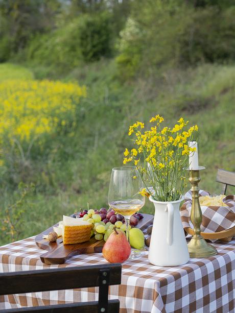 Una mesa campestre entre campos de colza para celebrar el amor_10