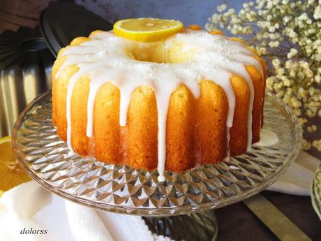 Bizcocho de limón y coco con glaseado de limón Bizcocho de limón y coco con glaseado de limón