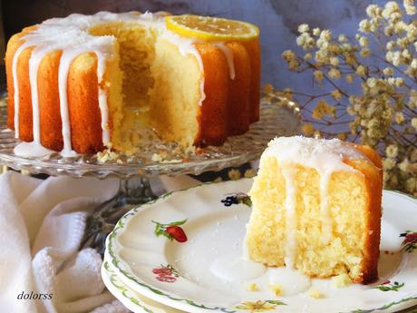 Bizcocho de limón y coco con glaseado de limón Bizcocho de limón y coco con glaseado de limón