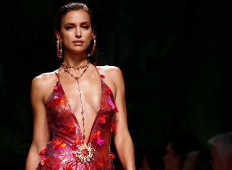 Irina Shayk Versace: revoluciona la moda con los vintage 14
