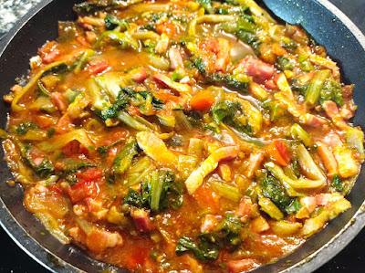 Verduras con jamón y bacón al curry